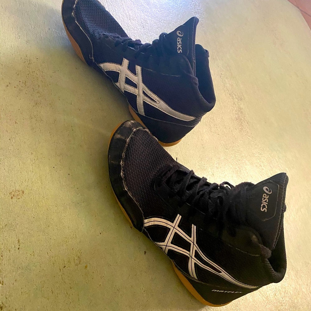 Youth ASICS Mattflex wrestling shoes size 4.5